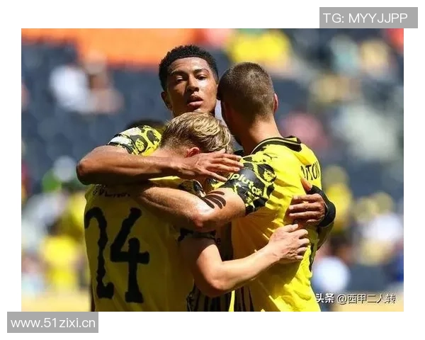 多特高层与球员赛后安慰小贝林厄姆因解围失误致拜仁进球